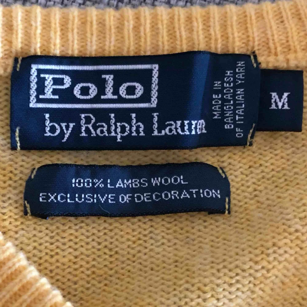 Supercool Polo Ralph-Lauren-pullover. Stilren och gjord i 100% lammull. Storlek M men jag skulle säga att den även passar S.. Tröjor & Koftor.