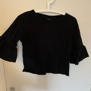 Svart tröja med trekvarts ärm  - Säljer denna fina svarta tröja hör av dig om du är intresserad eller har frågor kram!💓💓
