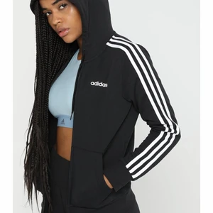 Adidas jacka - Jätte fin munkjacka från adidas, ser ungefär ut som den på modellen 😊 Köparen står för frakten