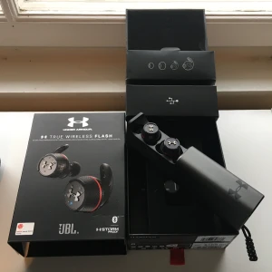 Under Armour x JBL true wireless flash - Trådlösa hörlurar från Under Armour x JBL. Helt nya och oanvända!! Kommer inte till användning. Nypris 1790kr hos Elgiganten