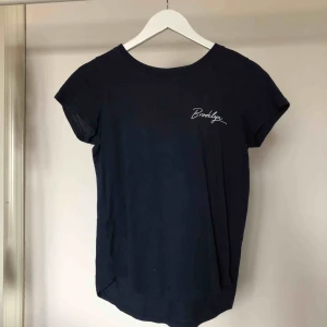  - Marinblå T-shirt.