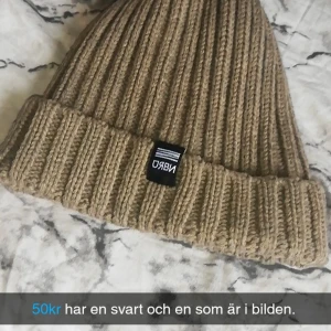 Mössa free size  - Oanvänd. Har båda svart och den som finns i bilden 