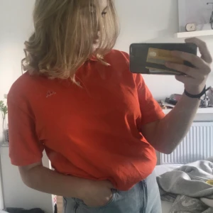 Pikétröja från kappa:) - Så fin pikétröja från kappa som tyvärr inte kommer till användning längre. Ganska använd därför de låga priset. Köparen står för frakten🌸