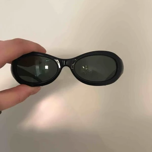  - Ett par solglasögon med en 90-talas vibe. Sitter oxå ganska bekvämt. Köparen betalar frakt själv😁