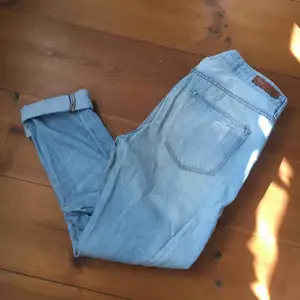 Snygga ljusa boyfriend jeans från H&M. Mjukt tyg och perfekta i sommar. Använda varsamt. 100kr. Köparen står för frakt. 