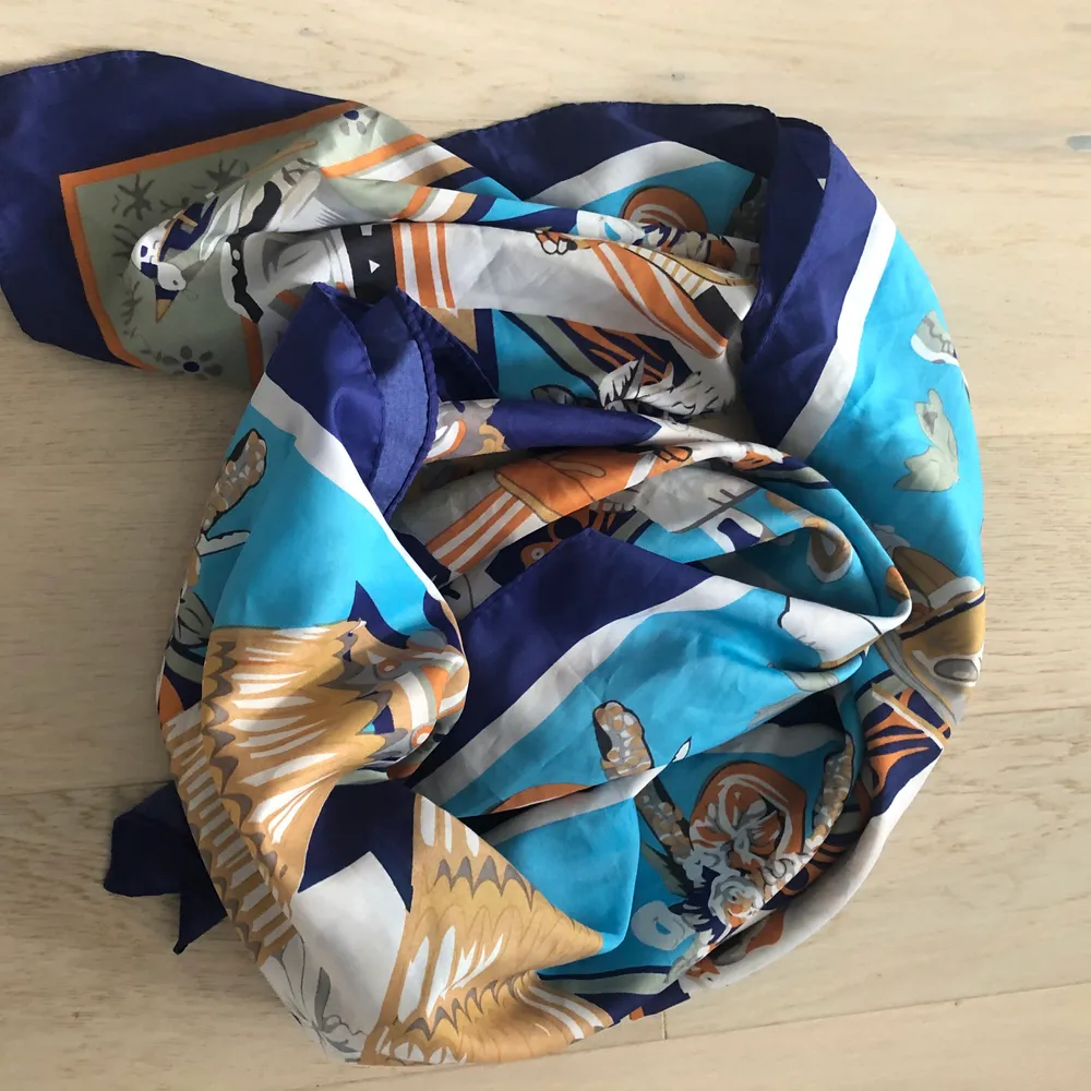 Jag säljer en sjal med fina färger i fint skick. Kan hämtas i Hägerstensåsen, Stockholm eller någonstans enligt överenskommelse -kan också skickas med post . Accessoarer.