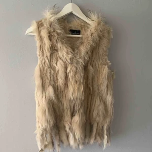  - Fin beigefärgad pälsväst i äkta päls. Passar perfekt över en skinnjacka nu till våren.  Frakt 67kr annars avhämtning hos mig i Solna gäller.