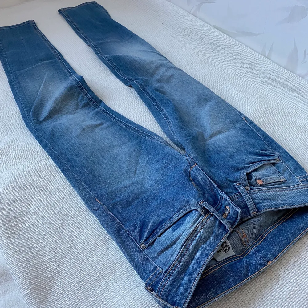Skitsnygg färg på dessa jeans från hm! Aldrig använda! Storlek 24/30. Midjan är extra låg, supersnyggt på!. Jeans & Byxor.