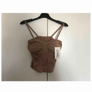  - Helt ny topp i storlek S-M pris 199kr frifrakt med spårbar. Ny pris var 239kr Pm om du intresserad. 