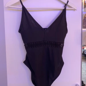 Svart festlig body - Fin body med lite brody i mitten så man ser lite av huden just där. Storlek s. ❗️frakten ingår❗️