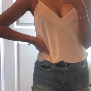 Gina tricot linne - Snyggt linne från gina tricot använt högst en gång😊(fri frakt)