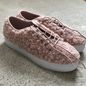 Rosa fluffiga skor 🌸 - Skor från NLYshoes, storlek 40 och aldrig använda! Säljer pga för sent att skicka tillbaks 😊