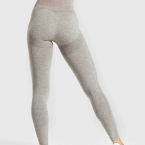  - Säljer gymshark tights för 300kr (den är nyskick) Köpte för 600kr 