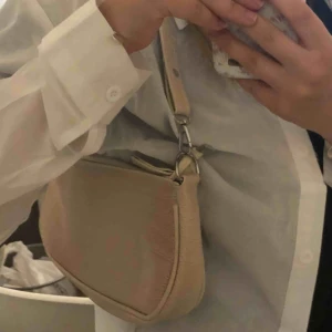  - Fin väska i ljusrosa/beige helt ny 