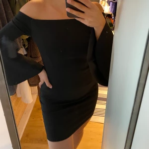 Klänning - Svart figurnära off shoulder klänning från new look med vida ärmar, övre ärmarna sitter rätt tight. Använd en gång 🖤 frakt är inkluderat i priset