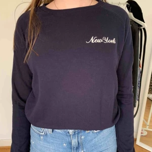  - Vintage tröja hittad på second hand i väldigt fint skick. Storlek S, men passar även XS väldigt bra!💙❤️ Kan mötas upp i GBG, köparen står för frakten