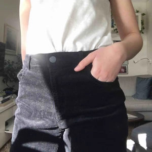  - Ett par svarta Manchester byxor från Mango som tyvärr inte passar mig och har därför har de knappt kommit till användning! Frakten är inräknat i priset :)