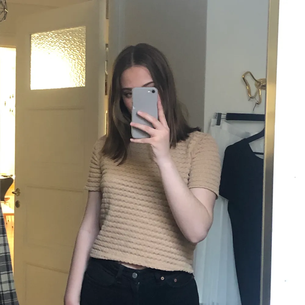 En beige (se färg bäst på bild 3) stickad t-shirt som man kan använda vid många olika tillfällen. Storlek S från zara, använd fåtal gånger.. Toppar.