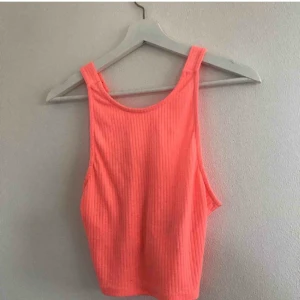 Rosa neon croptop från Gina Tricot - Skitsnyggt trendigt neonrosa linne från Gina Tricot, står att det är i storlek L men passar XS-M. Använt 1 gång så i nyskick! Eventuell frakt står köpare för 22kr💗⚡️ 