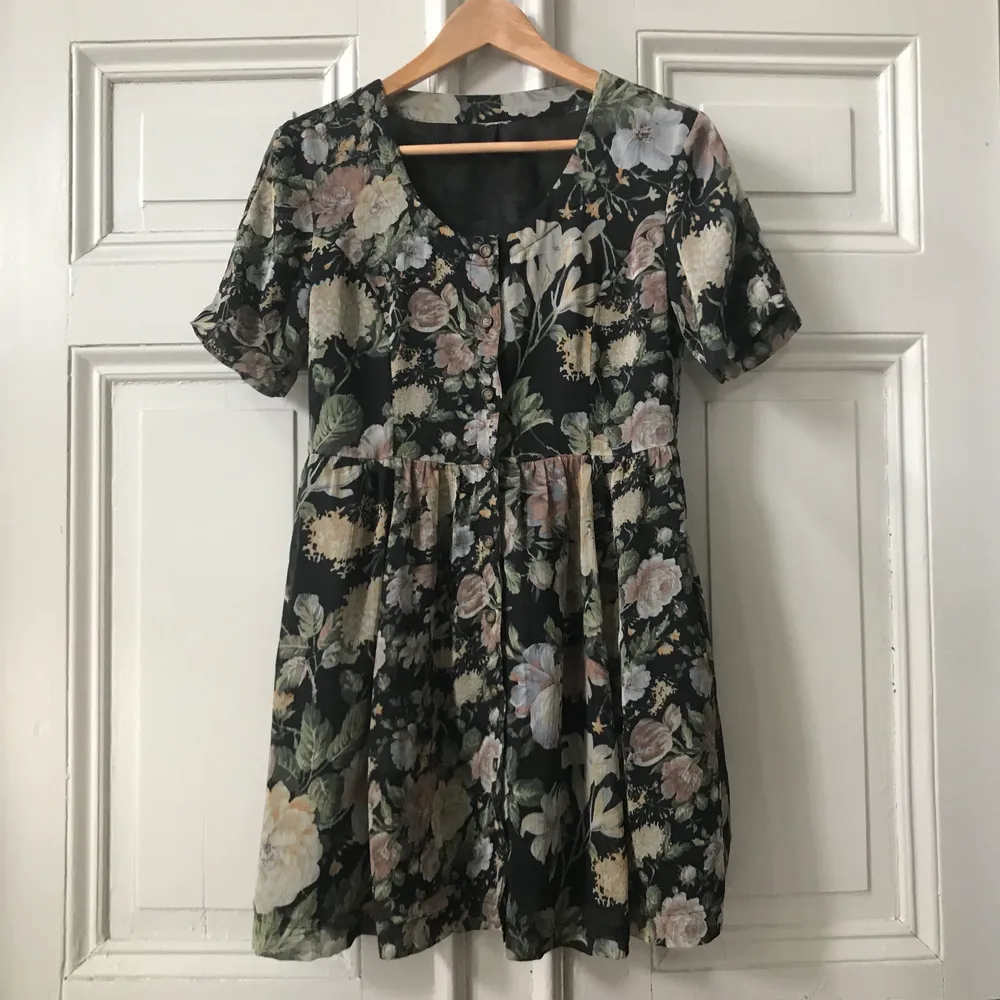 En fin blommig klänning som jag säljer för att den är för liten, köpt secondhand och i bra skick. Jag vet inte vilken storlek den är i för att lappen är av klippt men jag gissar på S eller M. 🌸. Klänningar.
