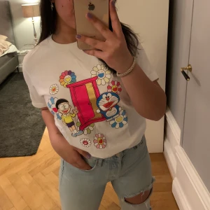 Färgglad topp - Säljer denna otroligt härliga t-shirt med najs färger. Använd en gång!