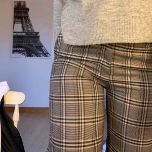  - Rutiga kostymbyxor från H&M. Utsvängda vid benen och är en bra längd för mig. (173cm). Säljer för de ej kommer till användning.  
