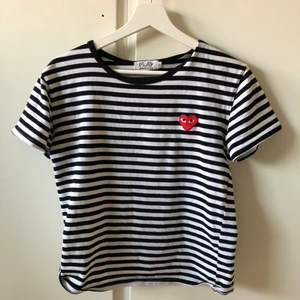 PLAY, comme des GARCONS - Super snygg randig play t-shirt, i fint skick, använt ett fåtal gånger men den har blivit för liten,, priset går att diskutera 