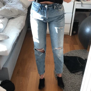 Zara mom jeans - Superfina jeans från zara. Använda få gånger. Storlek 34 men jag är en 36 och de passar mig bra. Buda från 100 kr