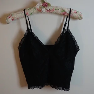 Svart spetstopp - Söt/fin spetstopp från Bikbok i storlek S. Säljer då den inte passar mig längre. Jag står för frakten!!!!