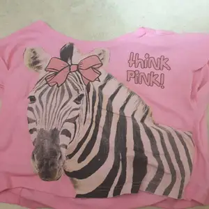 Rosa magtröja med zebra som motiv. Ger lite av en y2k känsla. Bara använt en fåtal gånger. Lite nopprig men syns inte när man har på sig den. Skön och lätt material 💓 priset är inklusiv frakt💓💓