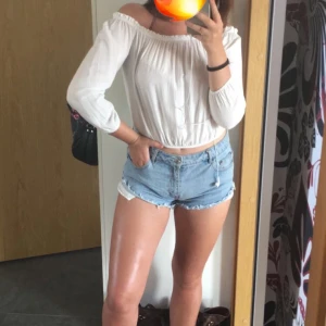Jeansshorts från Bik Bok - Ett par jeansshorts från Bik Bok, i storlek L men ganska liten i storleken o sitter som M☺️ Frakt tillkommer!!