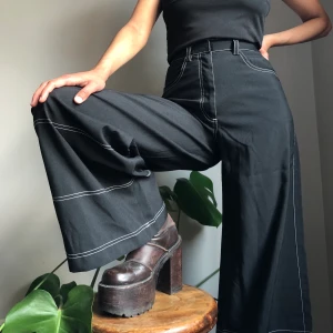 90s byxor med kontrastsöm strl 38 - Deadstock 90s vida byxor med kontrastsöm! Va en äkta ravetjej i dessa!!!!!😈😈 Byxorna är i nyskick:-) passar som en liten 38! (Köpare står för frakt) 