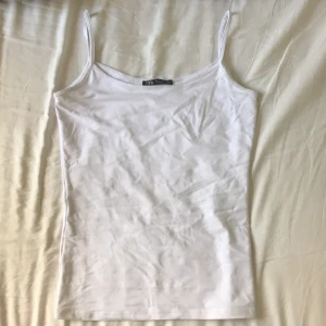 Vitt linne från Zara stl S - Ett basic vitt linne från Zara i stl S. Strechigt så passar nog M också. Mycket bra skick. 