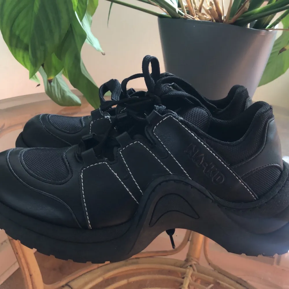 Dessa unika sneakers från na-kd kan bli dina 👟 säljer dem för 150 kr 👟 och betalningen sker via swish. Köparen står för frakten som tillkommer . Skor.