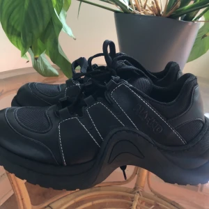 Sneakers black  - Dessa unika sneakers från na-kd kan bli dina 👟 säljer dem för 150 kr 👟 och betalningen sker via swish. Köparen står för frakten som tillkommer 