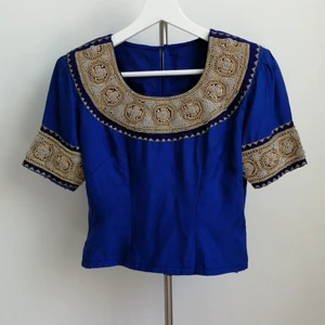 Speciell topp - Croptop med guld detaljer och satin tyg