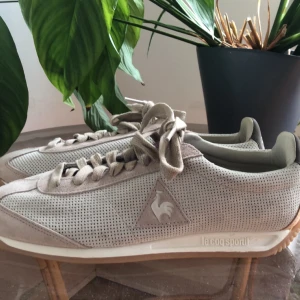 Le coq sportif  - Ett par Le coq sportif kan nu bli dina, säljer dem för 400 kr och betalningen sker via swish 👟 köpta i Frankrike 🇫🇷 och frakten tillkommer 