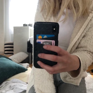 Krämvit fluffig hoddie  - En suuuupergosig hoodie från H&M. En liten frakt tillkommer💙