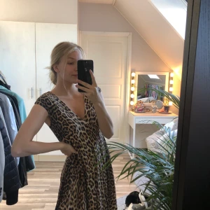 Zara Leo klänning - En jättefin Leo klänning från zara, strl xs och nytt skick. Köpare står för frakt.🦋💙🧚