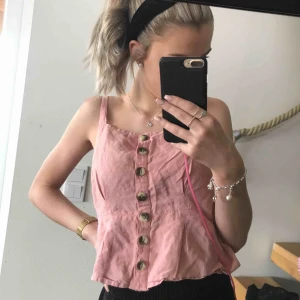  - Gulligt linne från topshop, nästan aldrig använt, kan behöva strykas.