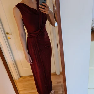 Phase Eight  - Mörkröd långklänning som formar sig fint efter kroppen, med snygga draperingar. Aldrig använd, prislapp kvar. Nypris 1599kr, köpt för 1099kr. Frakt betalar köparen, kan lämnas i Malmö.