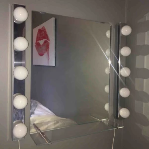 Smink spegel - En smink spegel med lampor ifrån Ikea vid namn ”Ledsjö”. Bruksanvisning finns på deras hemsida om hur man sätter upp det, Buda gärna i kommentarerna eller till mig privat💖 högst bud: 380kr DEN FÖRSTA SOM HÖR AV SIG TILL MIG OCH KAN HÄMTA DEN IDAG FÅR DEN FÖR 350kr