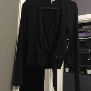  - Väldigt fin omlopp topp från Nelly! Använd endast en gång. Mycket snygg modell. 