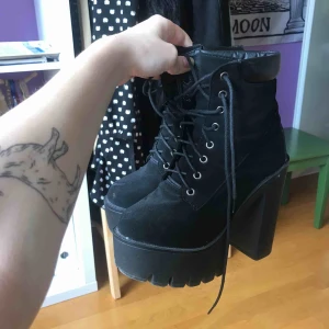  - märkta 37, jag skulle säga mer åt 36-hållet. jag har 37 och kan ha dom men det är lite trångt. superbra skick! önskar verkligen att jag kunde ha dom! köparen står för frakt💓