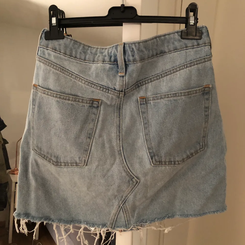 Så snygg jeanskjol köpt från H&M förra sommaren. Den är i helt perfekt skick. Perfekta jeanskjolen men är tyvärr för liten för mig. Storlek 38.. Kjolar.