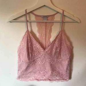  - Ett jätte fint ljusrosa spets topp med fin rygg, men tyvärr för litet för mig. Passar även M. Rekommenderar att man inte har över D-kupa för då kan den bli lite liten. Kan mötas i Göteborg annars står köparen för frakten på 42kr💞