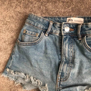  - snygga shorts från zara liknar lite de från levis!! knappt använda köpt flr 200kr