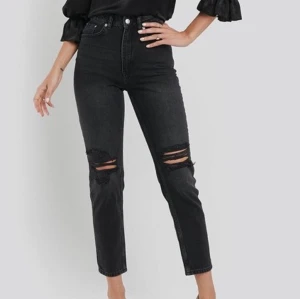 Jeans - Ett till par snygga svarta jeans från nakd! Denna gång har de hål i knäna😍 köpte tyvärr fel storlek men annars helt perfekt🥳 diskuterbart pris