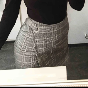  - En superfin kjol som jag tyvärr inte får på mig längre, men den är väldigt figurnära och skön:) sparsamt använd. Frakt tillkommer☺️