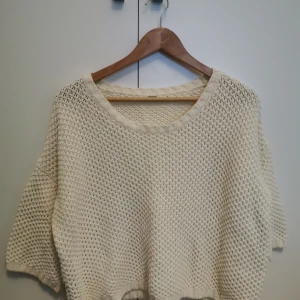 Stickad tröja från Mango, M - Säljer eftersom den bara hänger i garderoben. Sparsamt använd. ✨ Kan vara flexibel med pris. Frakt tillkommer. 